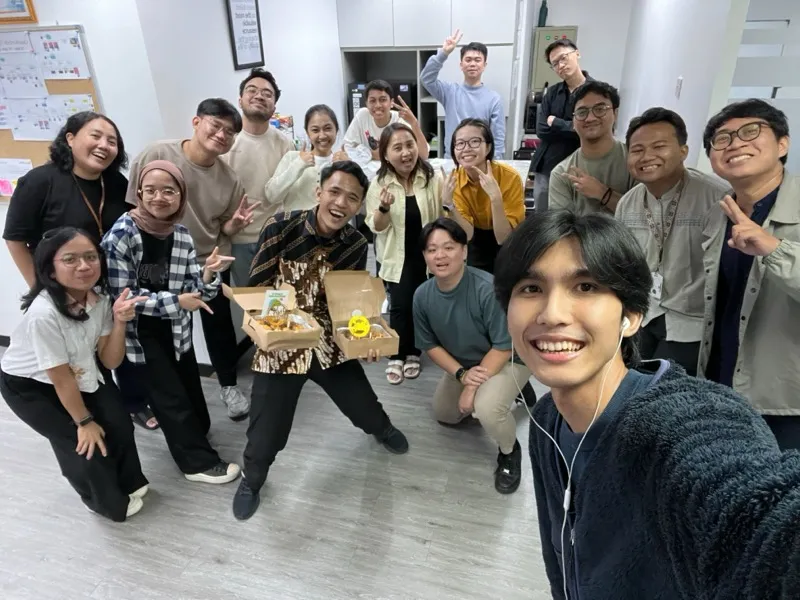 Meepo team selfie